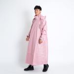 Áo đi mưa liền thân với khóa kiểu chéo được cấp bằng sáng chế