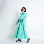 Áo đi mưa liền thân với khóa kiểu chéo được cấp bằng sáng chế