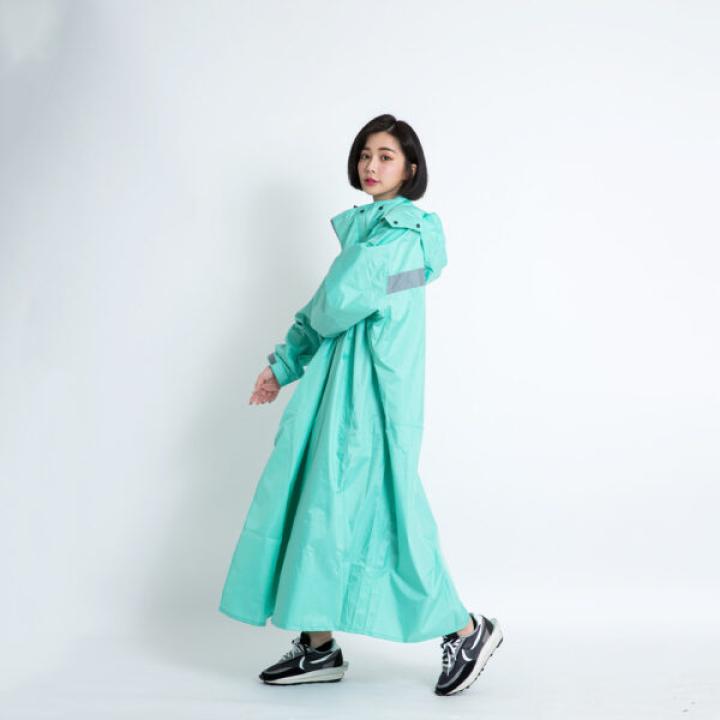 Áo đi mưa liền thân với khóa kiểu chéo được cấp bằng sáng chế