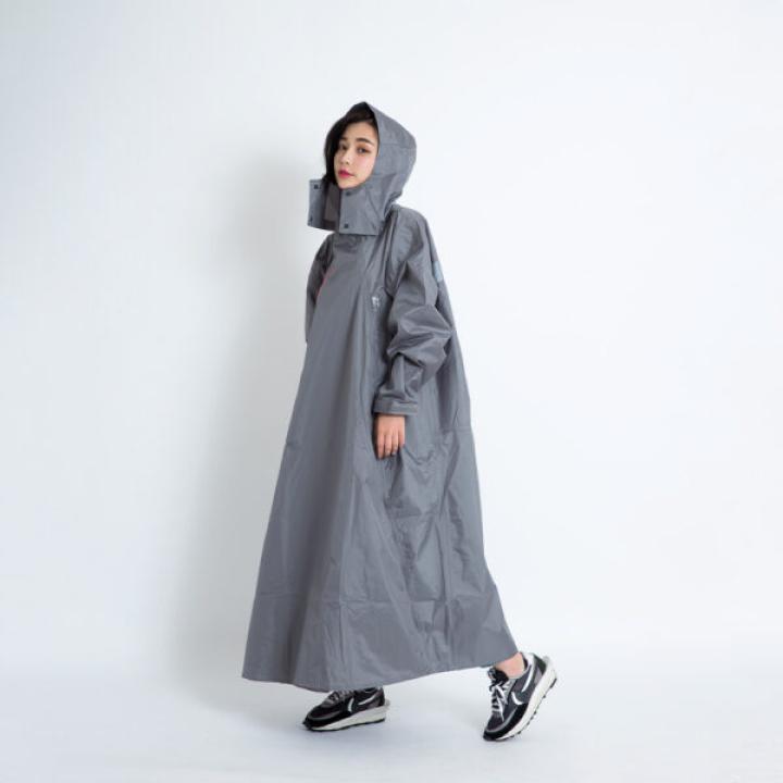 Áo đi mưa liền thân với khóa kiểu chéo được cấp bằng sáng chế