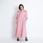 Áo đi mưa liền thân với khóa kiểu chéo được cấp bằng sáng chế