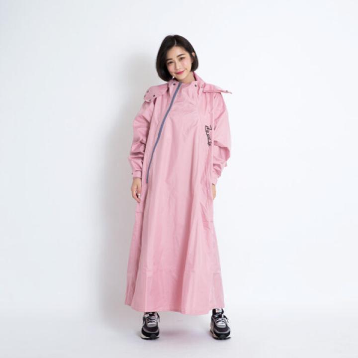 Áo đi mưa liền thân với khóa kiểu chéo được cấp bằng sáng chế