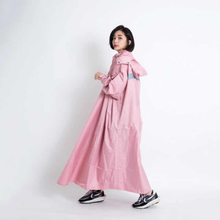 Áo đi mưa liền thân với khóa kiểu chéo được cấp bằng sáng chế