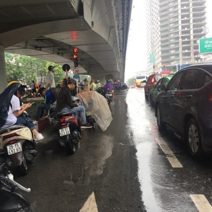 Giải cứu cháu bé mắc kẹt vào bánh xe máy vì áo mưa: Nguyên do bắt nguồn từ thói quen tai hại của cha mẹ