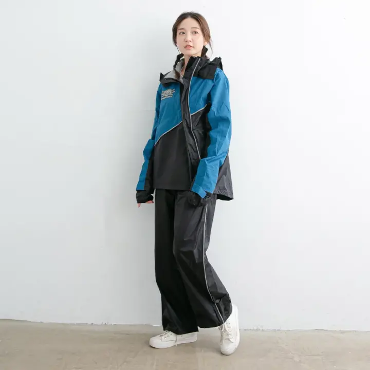 Áo mưa bộ được cấp bằng sáng chế mở theo đường chéo