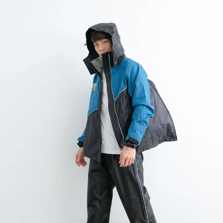 Áo mưa bộ được cấp bằng sáng chế mở theo đường chéo