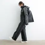 Áo mưa bộ được cấp bằng sáng chế mở theo đường chéo