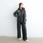 Áo mưa bộ được cấp bằng sáng chế mở theo đường chéo