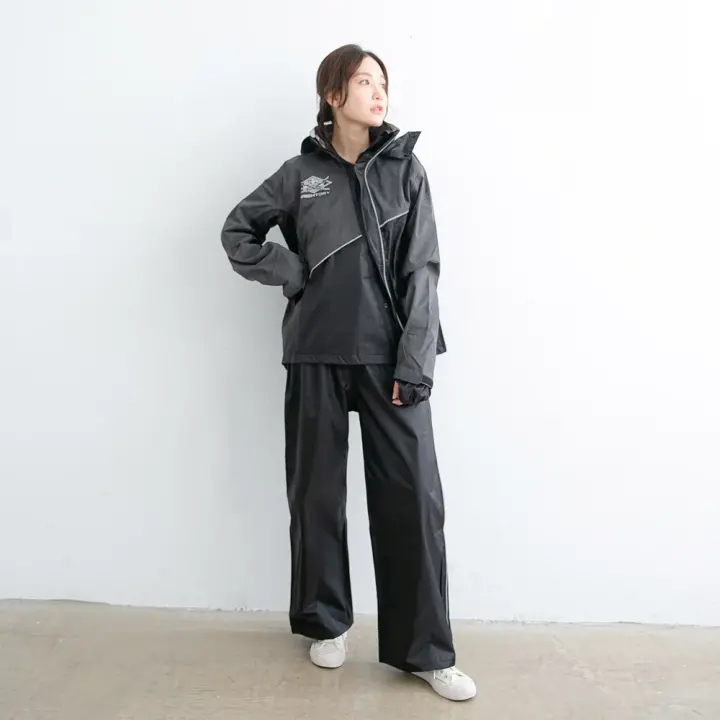 Áo mưa bộ được cấp bằng sáng chế mở theo đường chéo