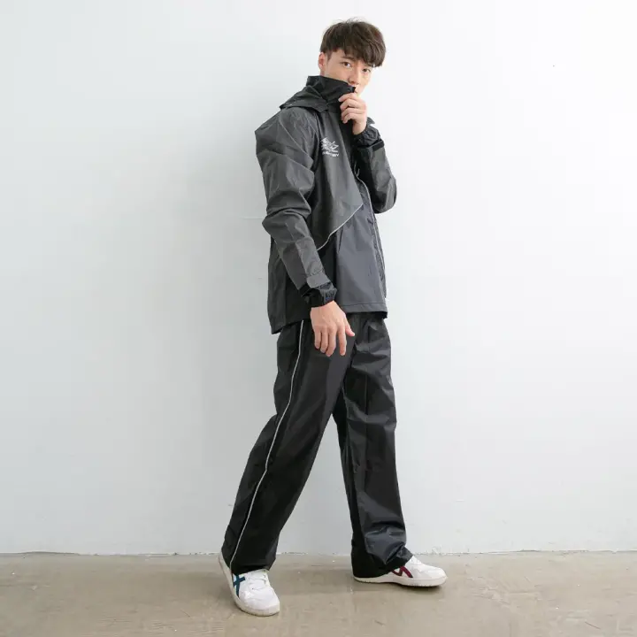 Áo mưa bộ được cấp bằng sáng chế mở theo đường chéo