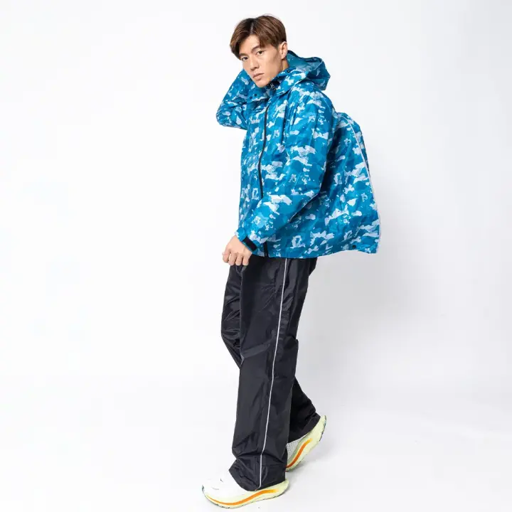 Áo mưa kiểu ba lô mở chéo đôi để đi dưới trời mưa