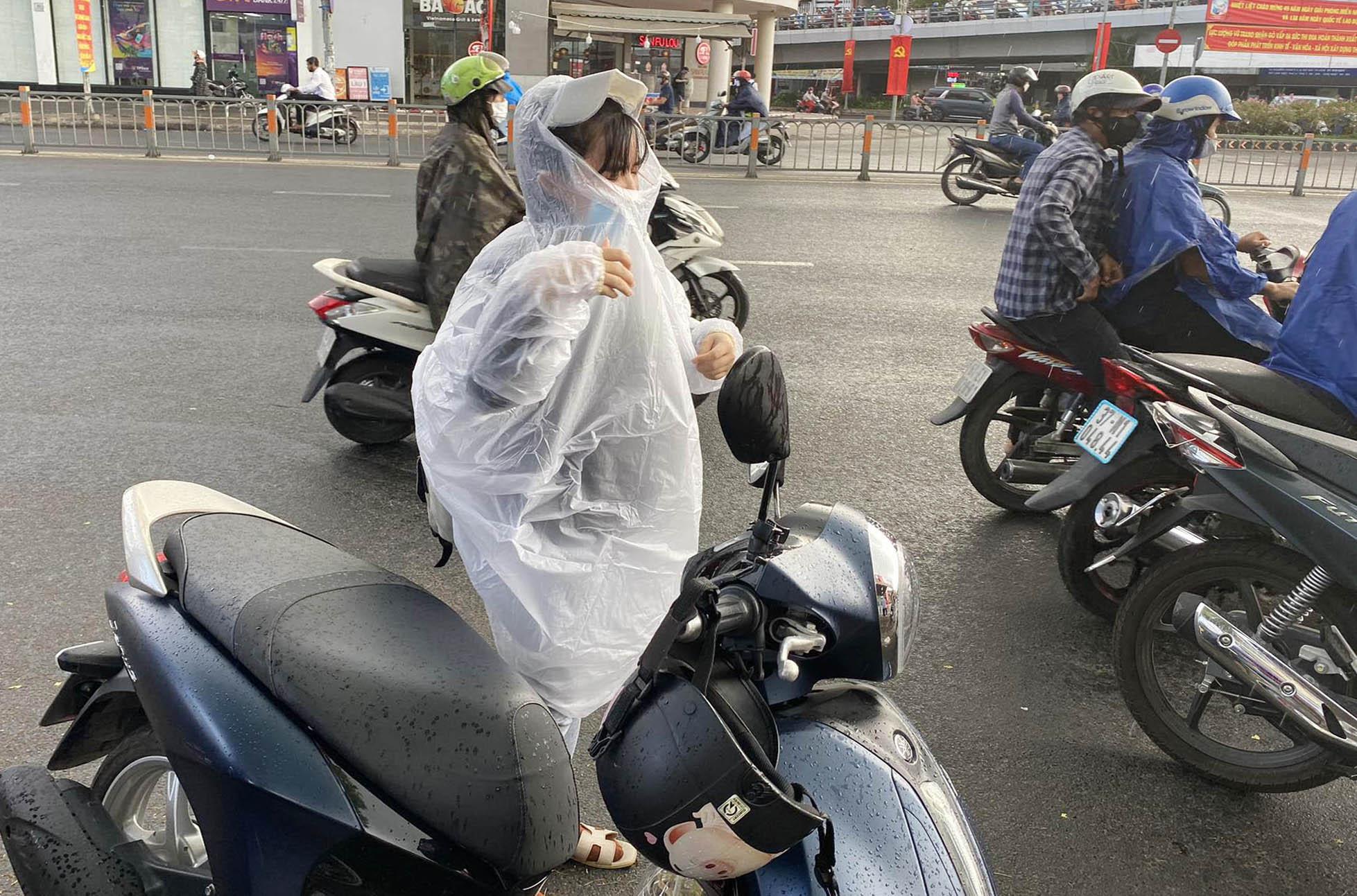 TP.HCM: Vừa mặc áo mưa đi được 200m lại cởi ra vì... trời tạnh